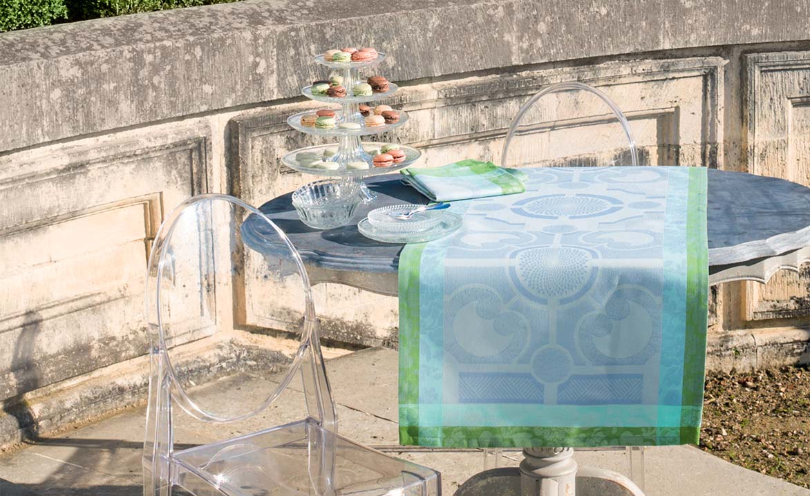 round table runner