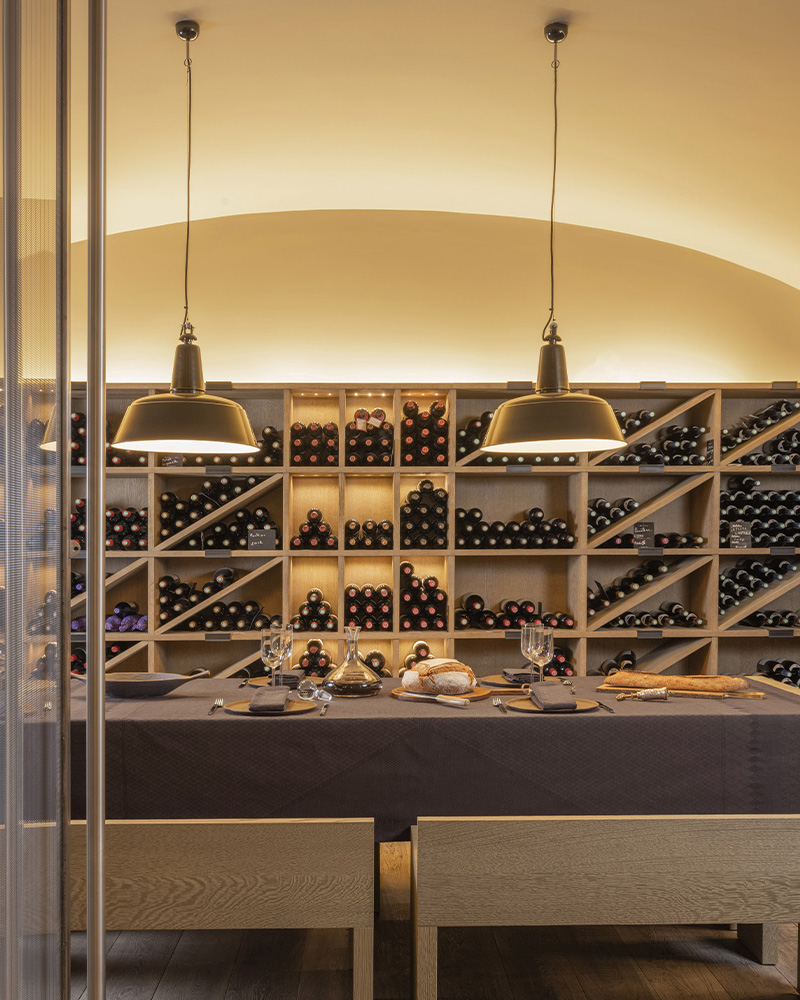 Wilmotte wine cellar and table art