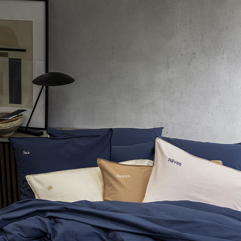 Housses de coussins brodées